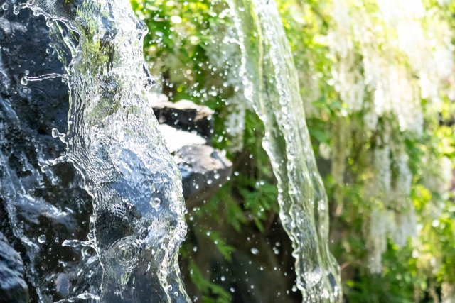 滝の水しぶきのアップ。冷たさと水圧が伝わるイメージ