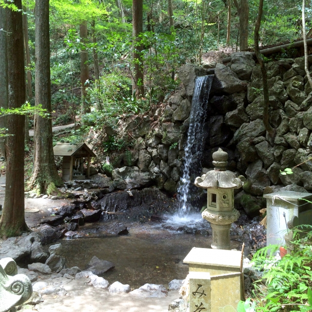 天の岩戸（恵利原の水穴）のみそぎの滝