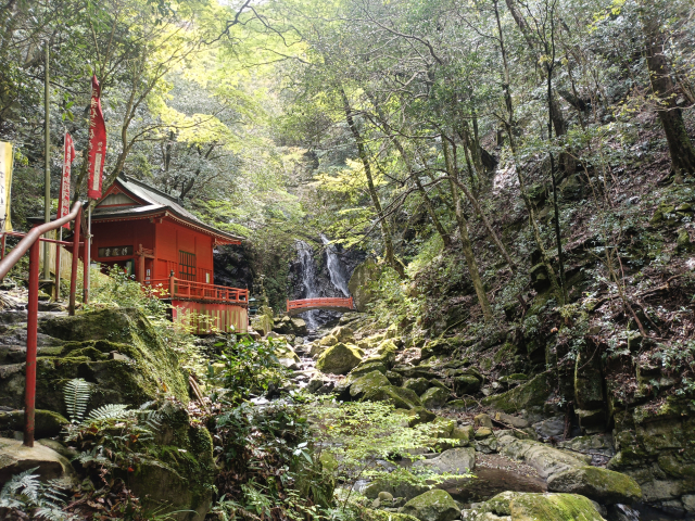 犬鳴山七宝瀧寺の本堂と行者の滝